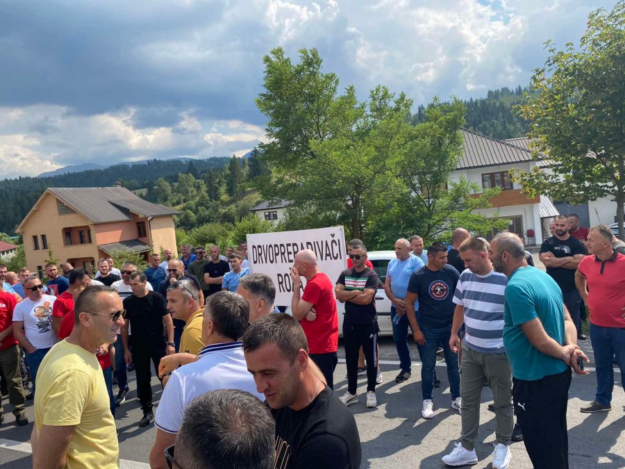 Vlasnici drvoprerađivačkih firmi iz Rožaja i Berana zahtjevaju smjenu direktora Uprave za šume i poništenje spornog tendera