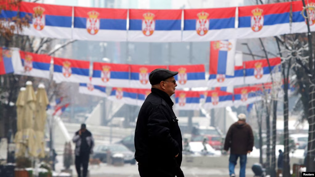 Srbi traže povratak na posao, okupili se ispred zgrada srpskih institucija na Kosovu