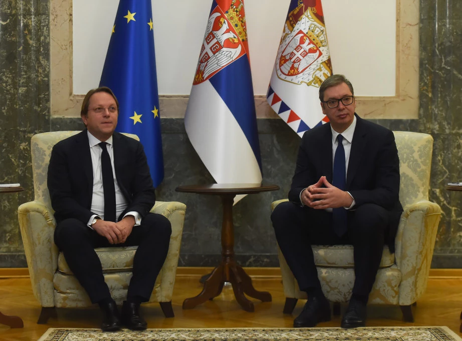 Predsjednik Vučić se sastao sa Varheljijem: Informisao sam komesara o zabrinjavajućoj situaciji na Kosovu i Metohiji