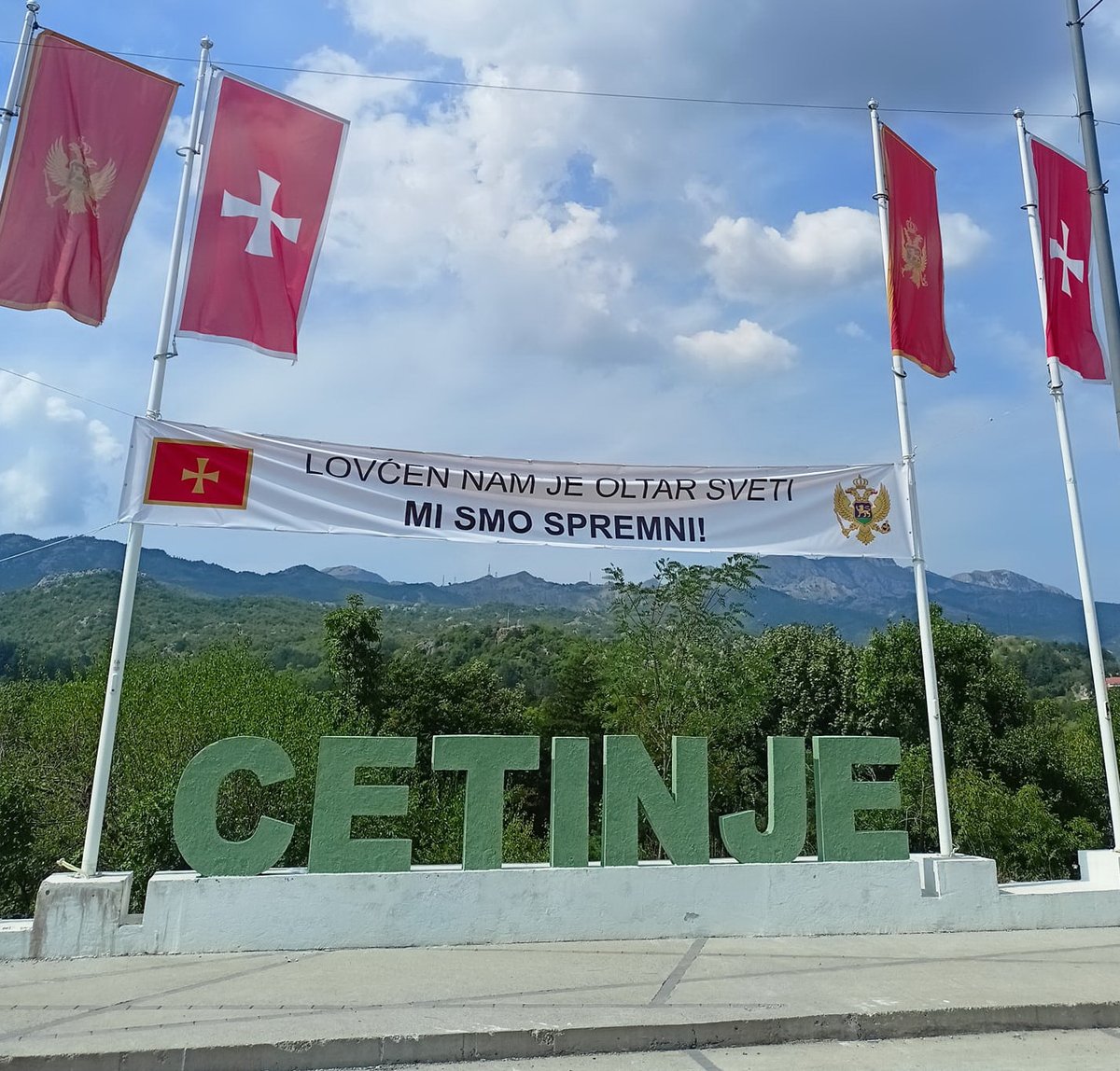 Ratnohuškački transparenti sve učestaliji na ulazu u grad: Da li Prijestonica Cetinje aminuje širenje mržnje i netrpeljivosti?