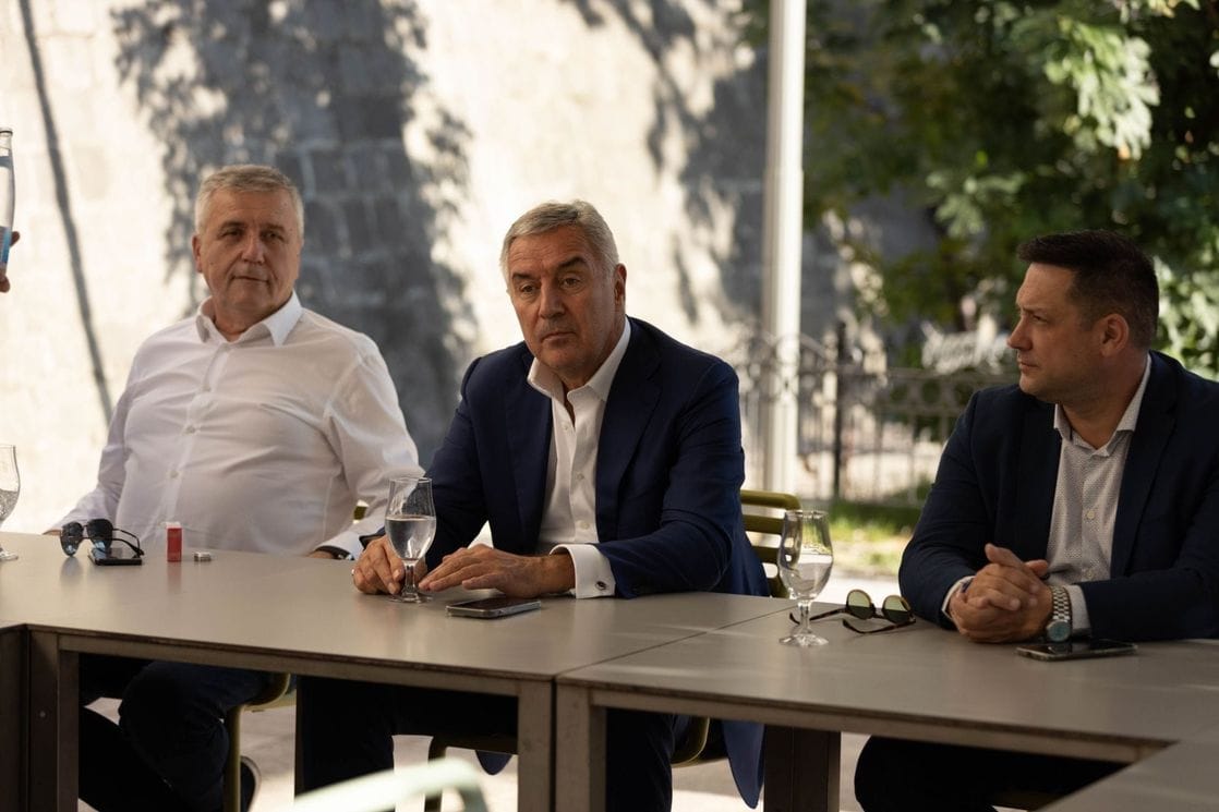 I Milo zna ono što se naslućuje u Podgorici: Vladajućoj koaliciji sa državnog nivoa neće niko priskočiti u pomoć, jer mržnja prema DPS-u nije više dovoljno vezivno tkivo