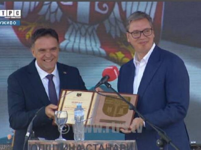 RS: Vučiću uručena povelja počasnog građanina Stanara