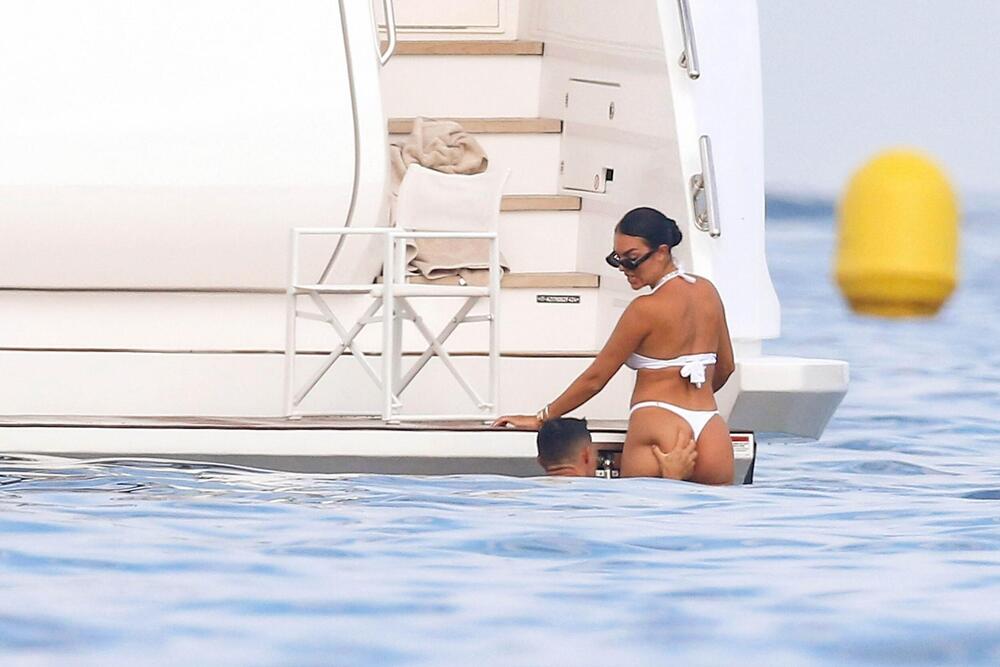 Vrela slika iz Sen Tropea: Ronaldo nije mogao da odoli Georgininim oblinama