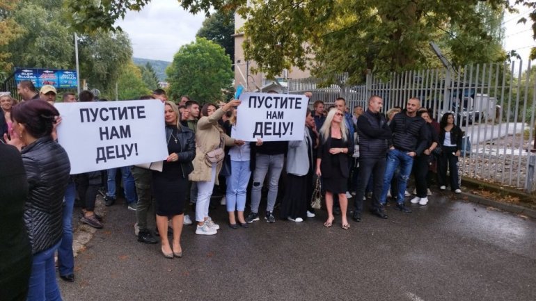 „Pustite nam djecu“: Potresan protest Srba zbog hapšenja četvorice mladića na Kosmetu (FOTO)