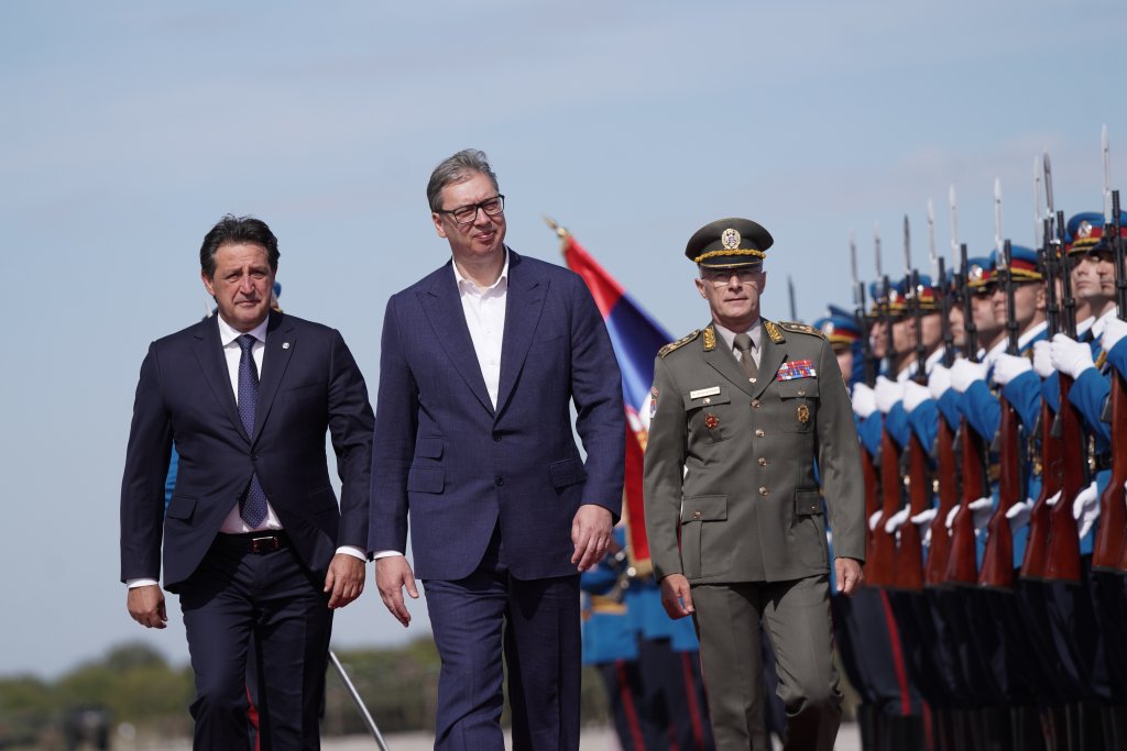 Vučić na prikazu sposobnosti Vojske Srbije; Učestvuje 6.000 vojnika, defile, letački program (FOTO)