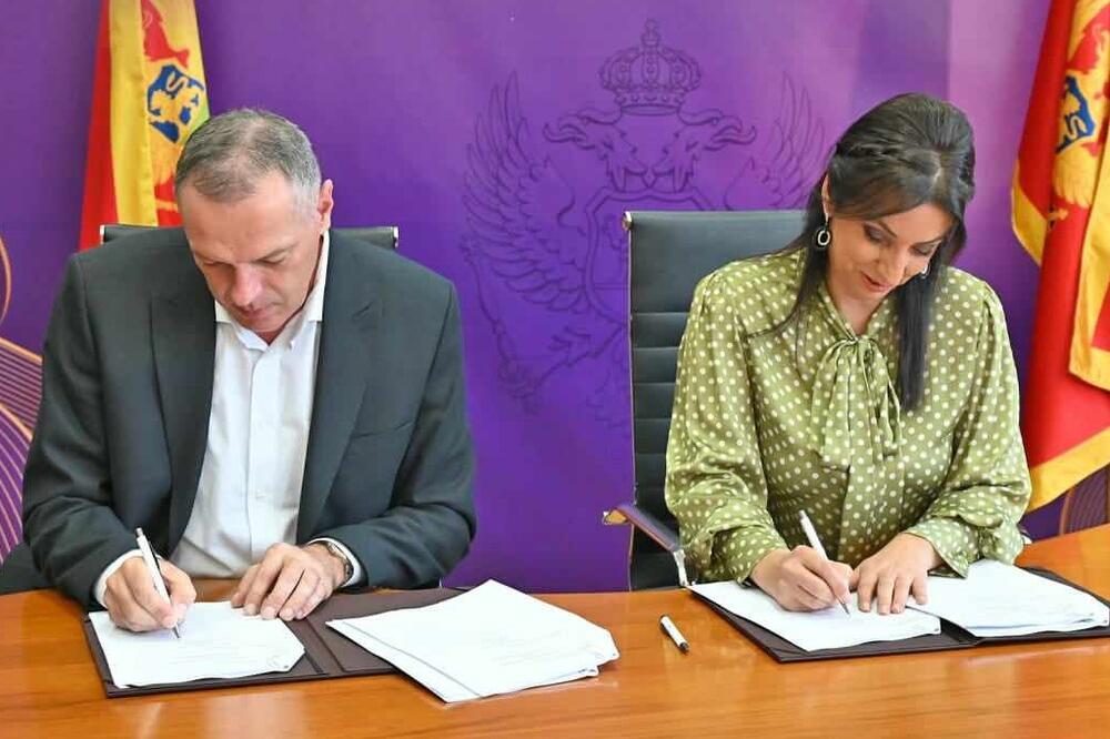 Potpisan ugovor:  Uvećavaju se zarade za više od 15.000 zaposlenih u prosvjeti