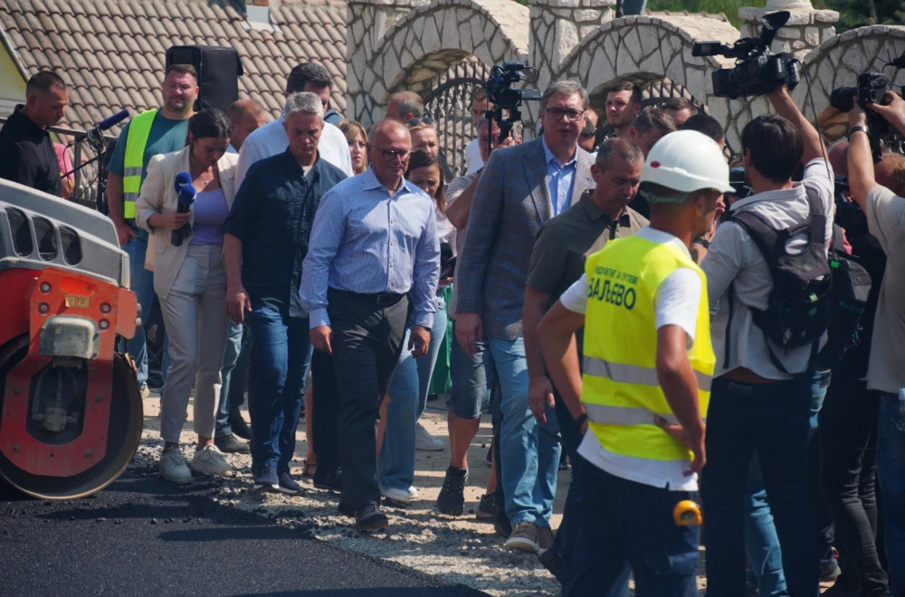 Vučić iz Loznice: Uložićemo stotine miliona evra kako bi put stigao do gotovo do svakog sela i zaseoka