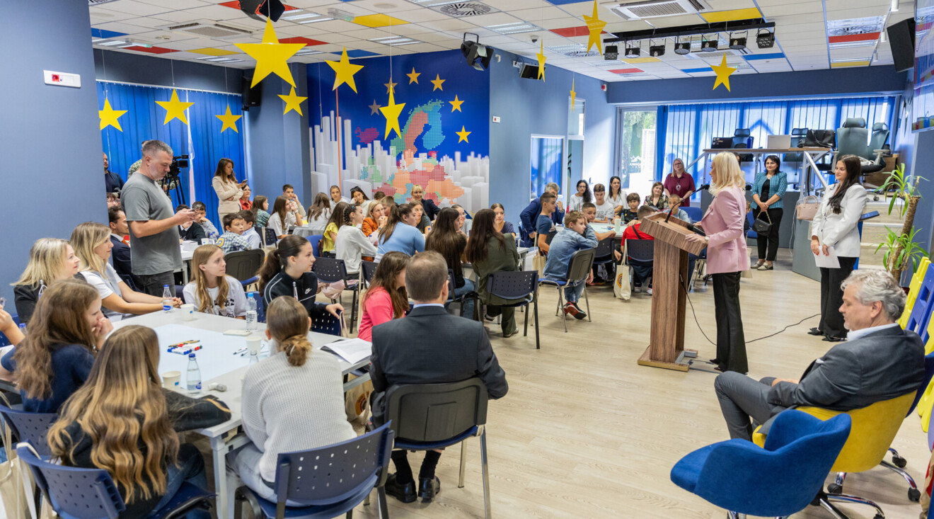 Podgorički osnovci i ambasadori zajedno obilježili Evropski dan jezika