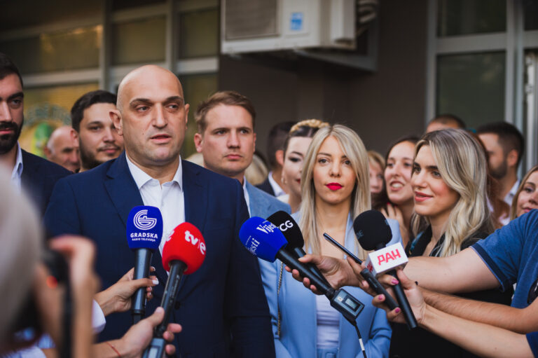 DPS-ova posla: Kukaju o propadanju države i partijskom uhljebljivanju, a pola podgoričke liste im je zaposleno u javnoj upravi