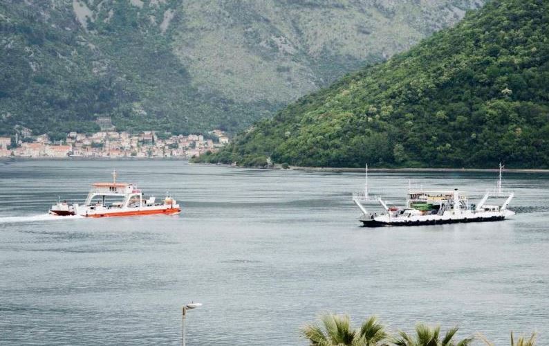 Advokati tvrde: Bahatost zaposlenog na trajektu Kamenari – Lepetani dovela do tuče sa Ukrajincima, koji su napadnuti i u kotorskoj bolnici