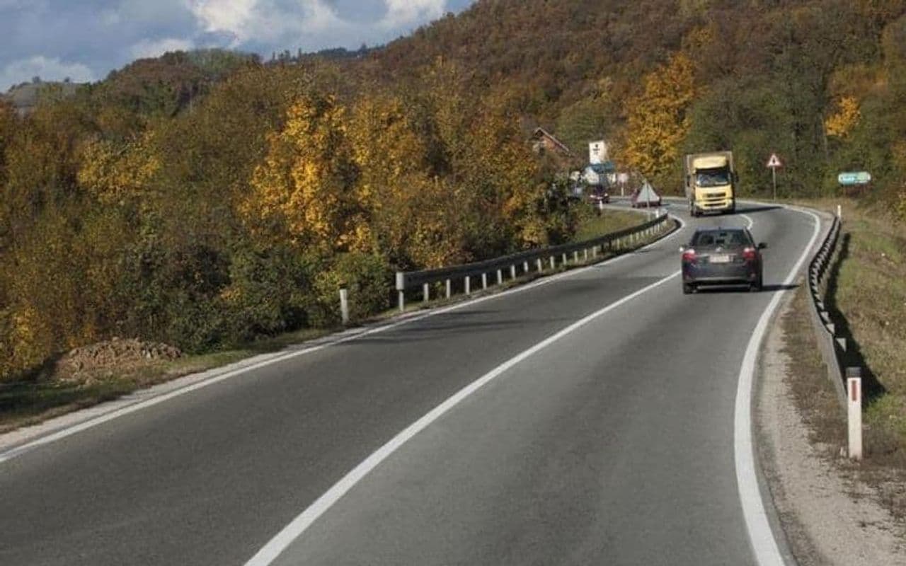 AMSCG: Putevi uglavnom suvi, oprez zbog sitnijih odrona