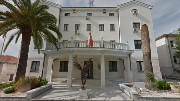 Puna sala centra za kulturu u Tivtu na koncertu Stefana Milenkovića i Kamerate!