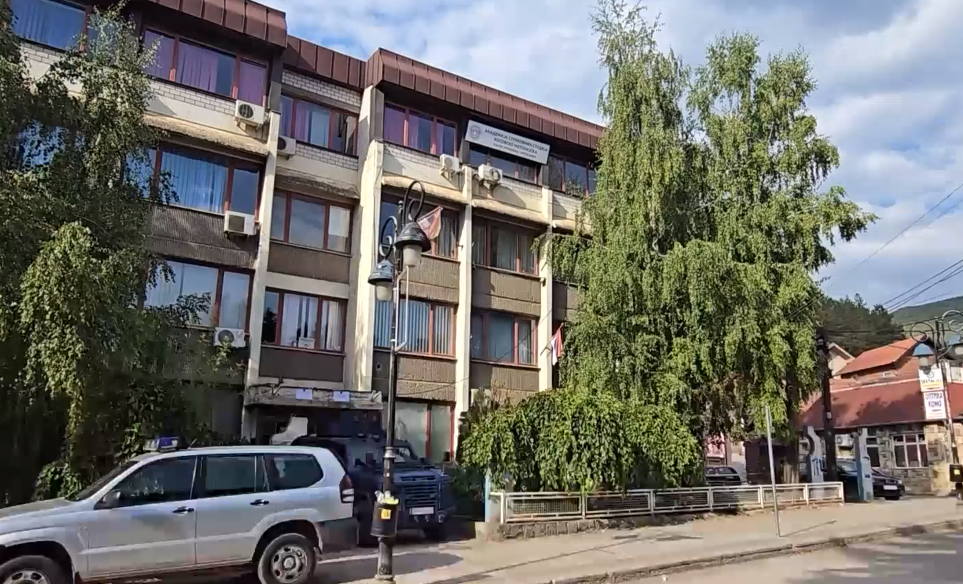 Na objektima srpskih institucija u Kosovskoj Mitrovici postavljena obilježja lažne države