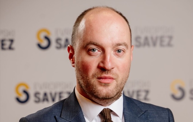 Stanić: Milojko, gradovi se guše u smeću, mrtve krave putuju državom, a ti crtaš kule i gradove