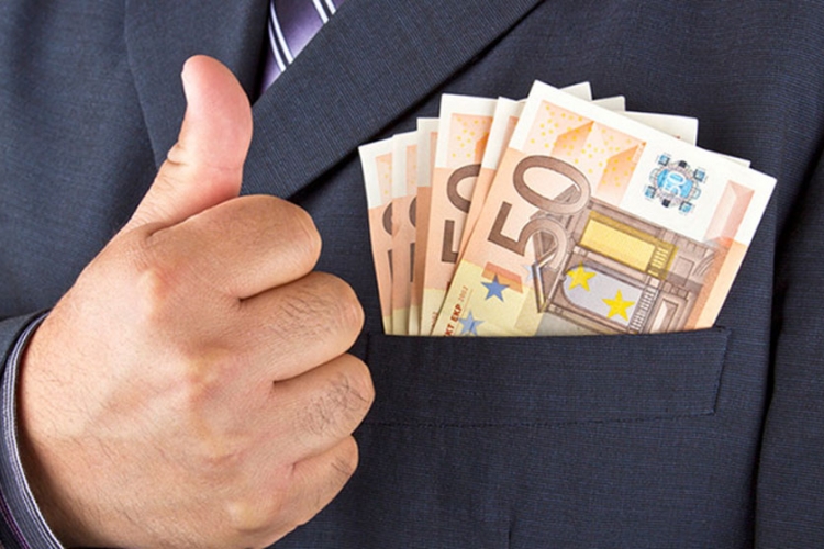 Plate najveće u sektorima finansija i osiguranja, najmanje u administraciji