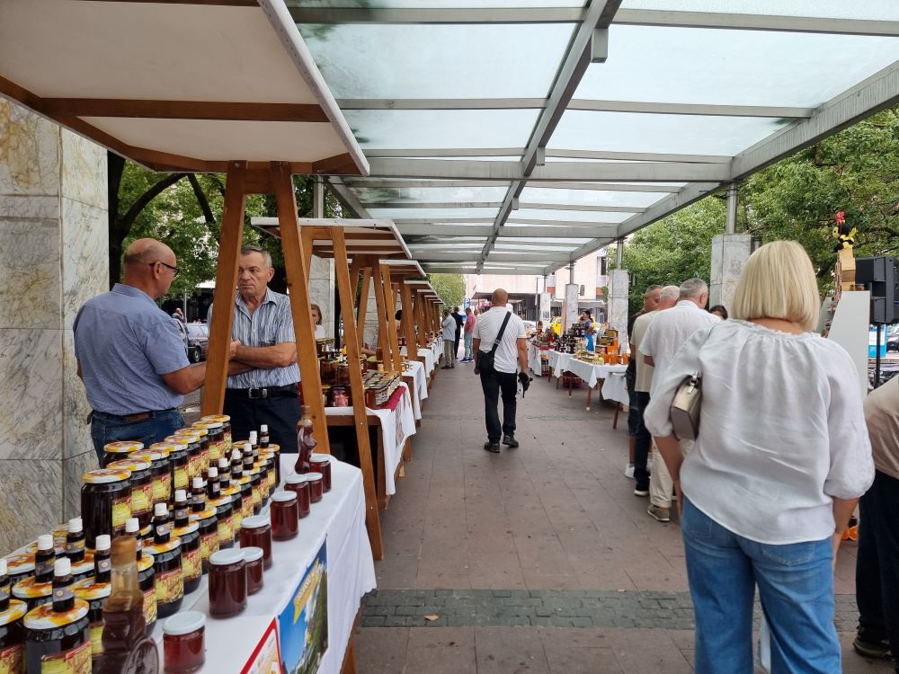 Na Trgu nezavisnosti u Podgorici otvoren Sajam pčelarstva