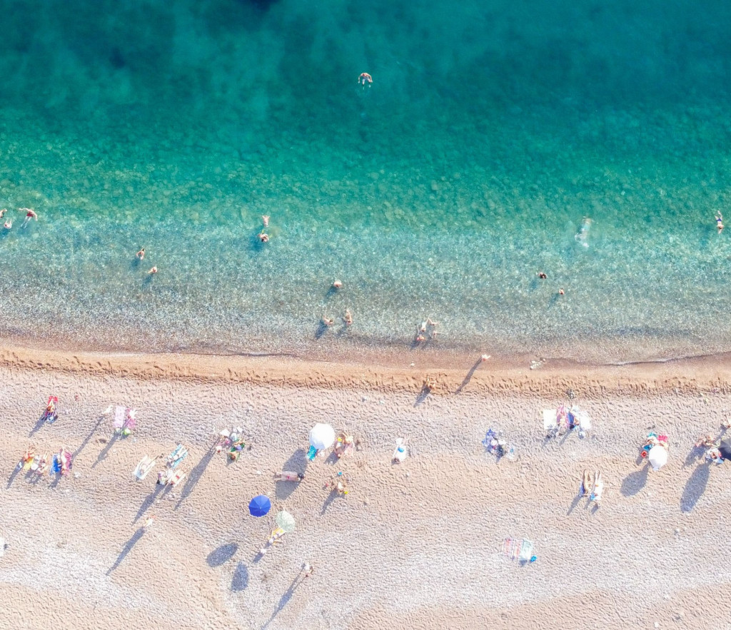Žena silovana na plaži u Budvi: Policija traga za državljaninom Srbije