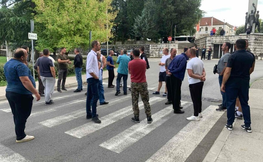 Nezadovoljni mještani blokirali put ka Slatini i most u Danilovgradu, traže izmještanje ukopanih krava