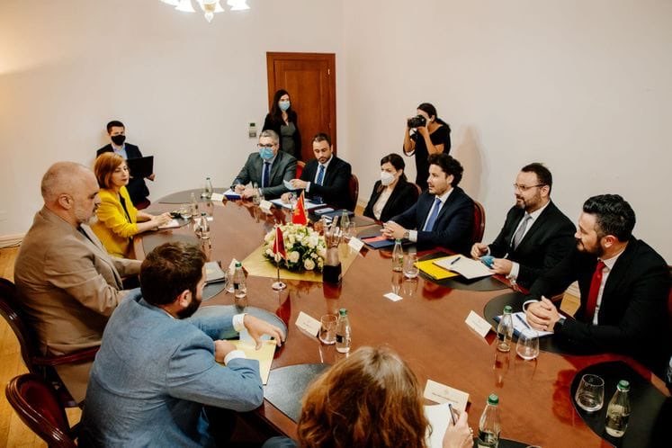 URA: Nastavljaju se laži PES-a, fotografija je sa neformalnog razgovora u kabinetu kod premijera Albanije, na zvaničnom sastanku istaknuta zastava po svim pravilima