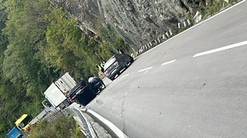 Sudar kamiona i dva automobila, povrijeđene tri osobe
