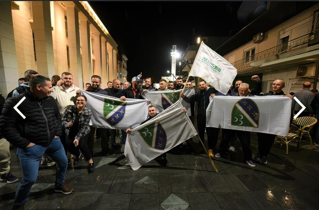 Sve zastave su dozvoljene, osim srpske trobojke: DPS ćuti na postizborno slavlje u Gusinju sa sandžačkim zastavama
