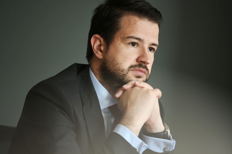 Milatović nijednom nije dao odgovor na pitanje hoće li sa DPS-om: Vladajuća većina strahuje da bi mogao da napravi samodestruktivan potez!