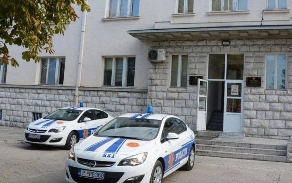 Nikšić: Majku gađao tanjirima i čašama