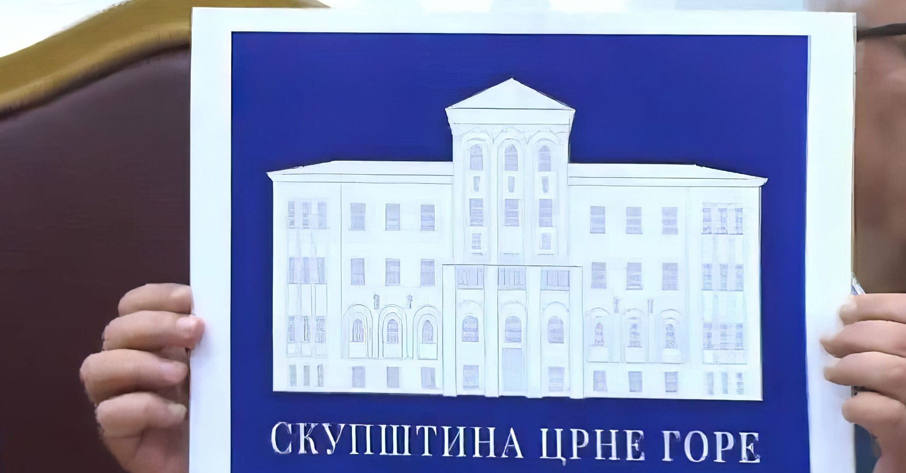 Komite zapjenile na novi logo Skupštine: U svemu im se priviđa Srbija, plava i bijela boja ih asociraju na „Srpski svet“, a ne vide logo Bijele kuće! (FOTO)