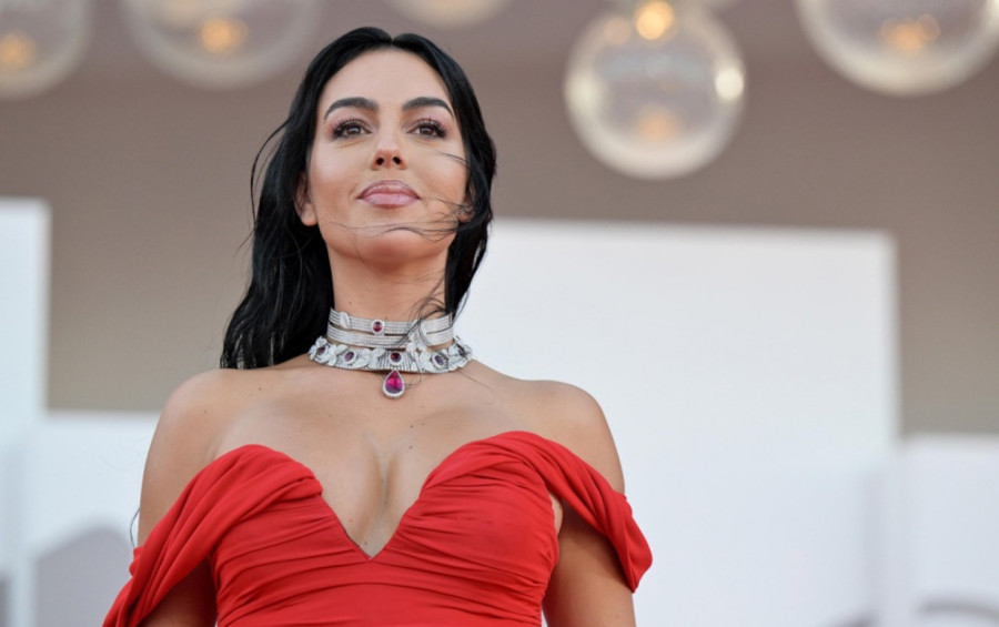 Ronaldova vjerenica potpuno gola reklamira Guess (FOTO)