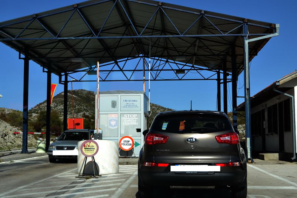 UP: Na graničnim prelazima oduzeta tri međunarodno tražena vozila, uhapšena osoba kod koje je pronađen pištolj sa municijom