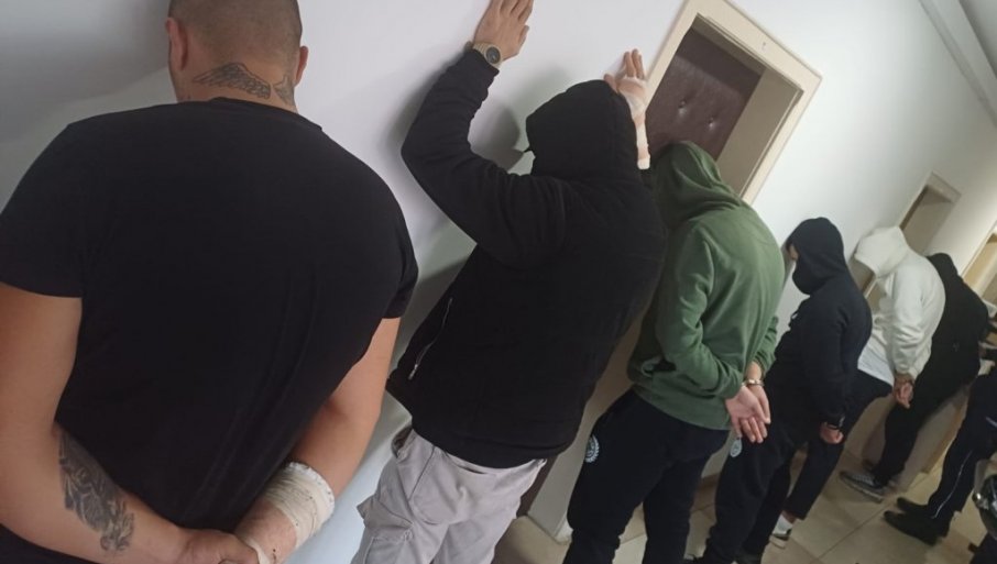 U napadu huligana Novog Pazara povrijeđena četiri policajca, uhapšeno deset izgrednika