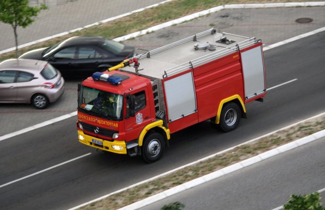 Požar u Beogradu: Vatrogasci spasili ženu iz kuće u plamenu