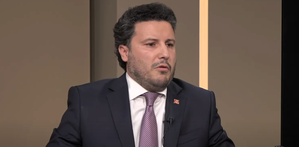 Abazović potrošio sve koalicione partnere i sad promoviše „treći put“ koji vodi ka DPS-u
