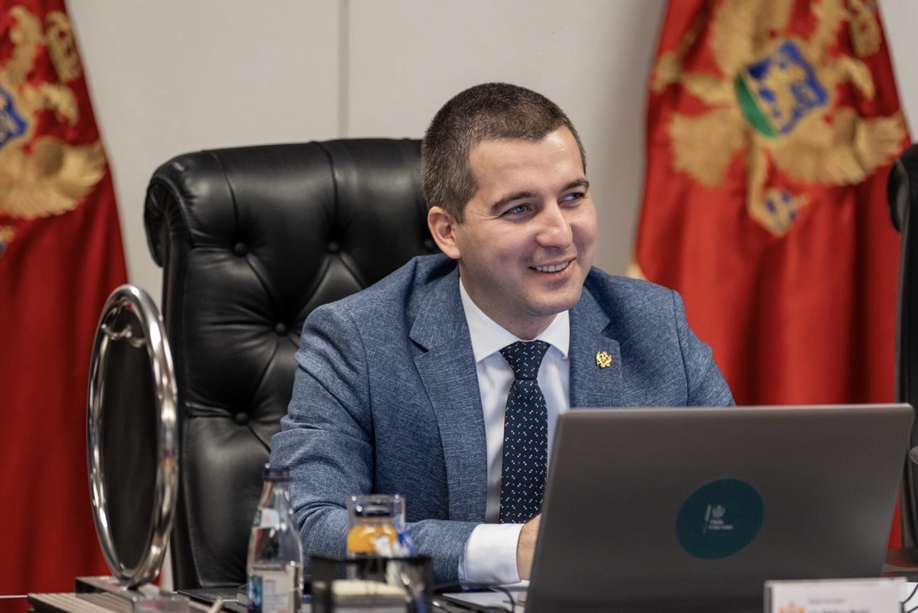 Bečićeva plata 1.721 evra, sam plaća mobilni telefon