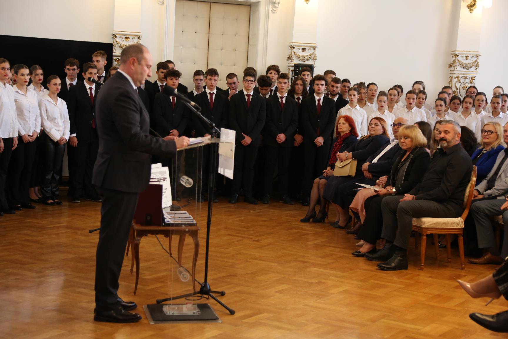 Gradonačelnik Novog Sada Milan Đurić dodijelio Oktobarsku nagradu saradnici KCNS profesorki Mirjani Grdinić