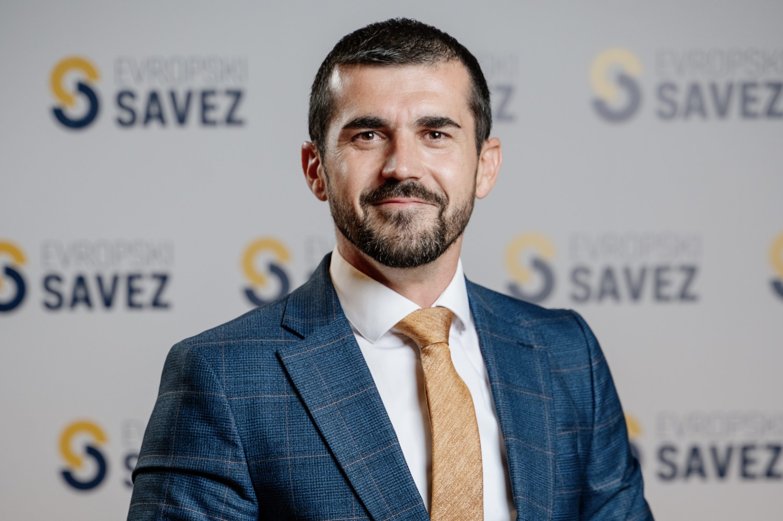 Nenezić: Zastava da se vrati na svoje mjesto