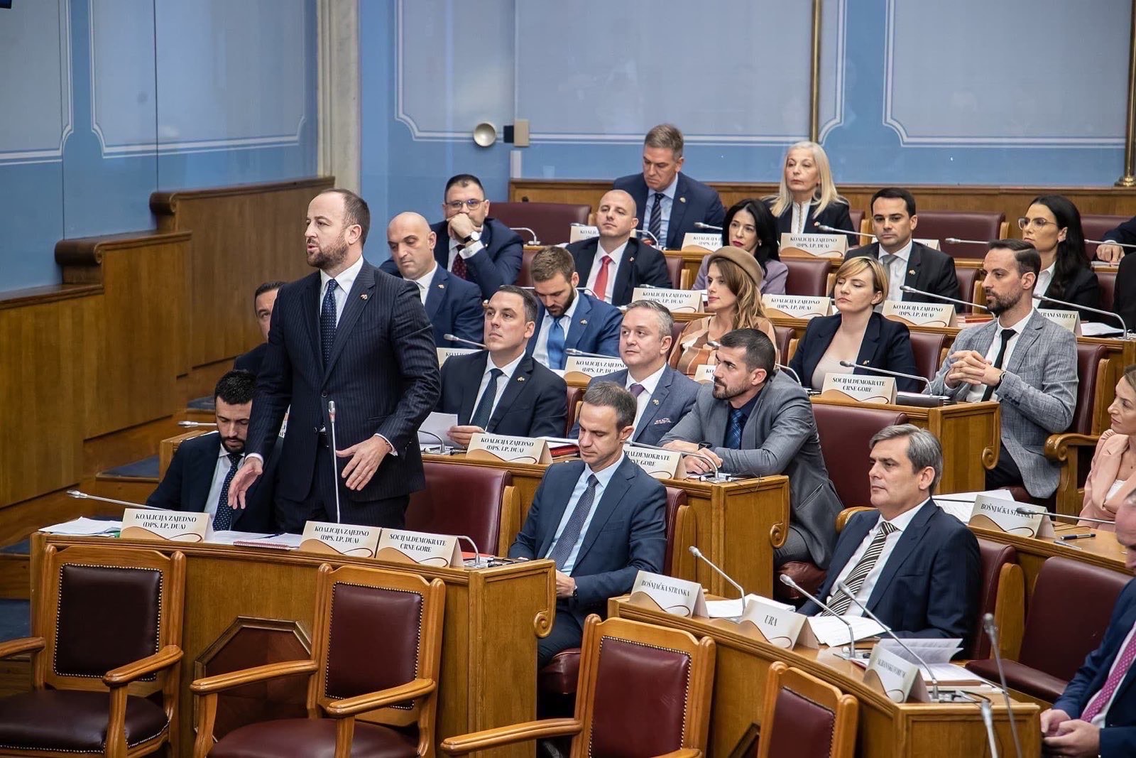 Dvostruki aršini nekadašnje vlasti, a današnje opozicije: Kako crnogorska zastava uzburka javnost, a Kosovka djevojka ne?