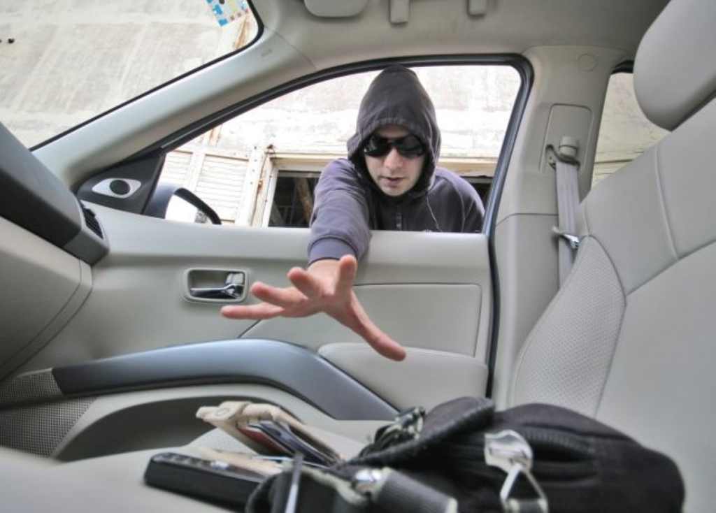 Uhvaćen kako krade iz kola, pa nožem i palicom napao vlasnika  automobila