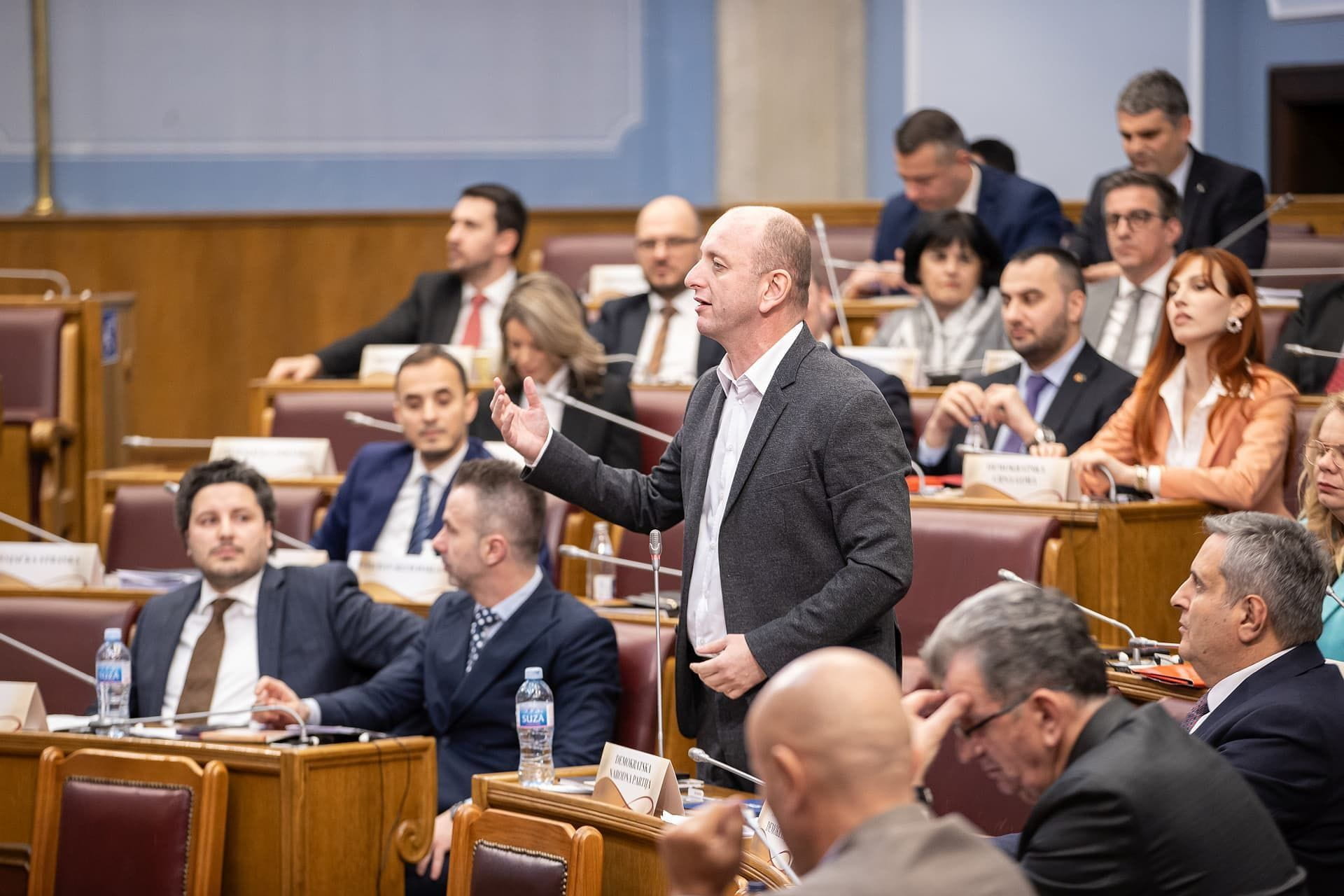 Knežević raznio DPS i njihove NVO u Skupštini: Zvicer i Milović su vam obezbijedili više para 2020. godine nego za referendum koji ste isto pokrali; Samo 5 NVO-a se oglasilo o našem predlogu jer su se prepoznali kao strane agenture!