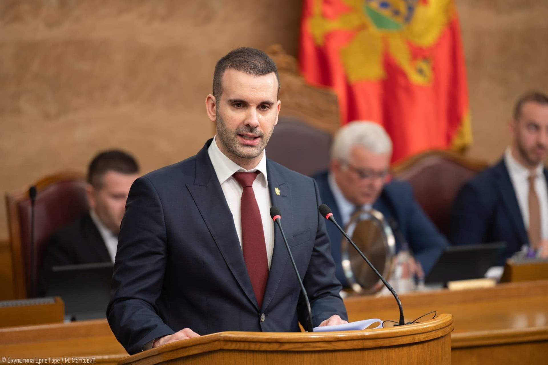 Godinu dana od „Lučindanske Vlade“: Srebrenica, Jasenovac, IBAR, i kičme koje pucaju – ipak najstabilnija Vlada i većina ikad
