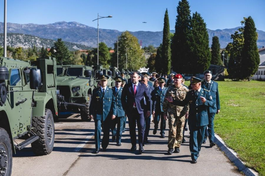 Krapović i Lazarević dočekali deklarisanu četu, predstavljena nova vozila i uniforme