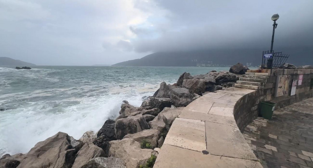 Herceg Novi: Talasi preko četiri metra