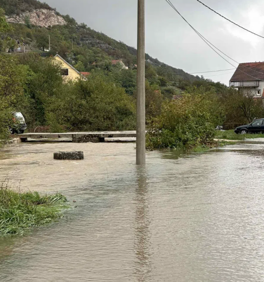 Nikšić: U Župi bujica crvene vode iz rudokopa, u Miločanima potok prekinuo i put