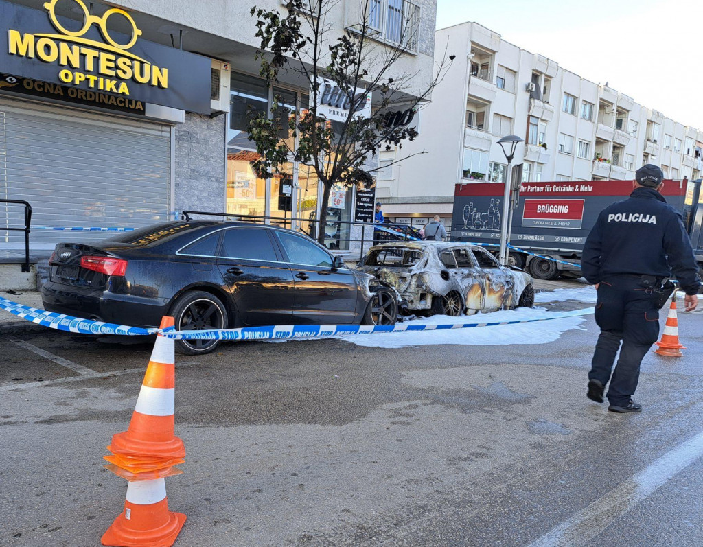U Nikšiću izgoreli “bmw” i “audi”