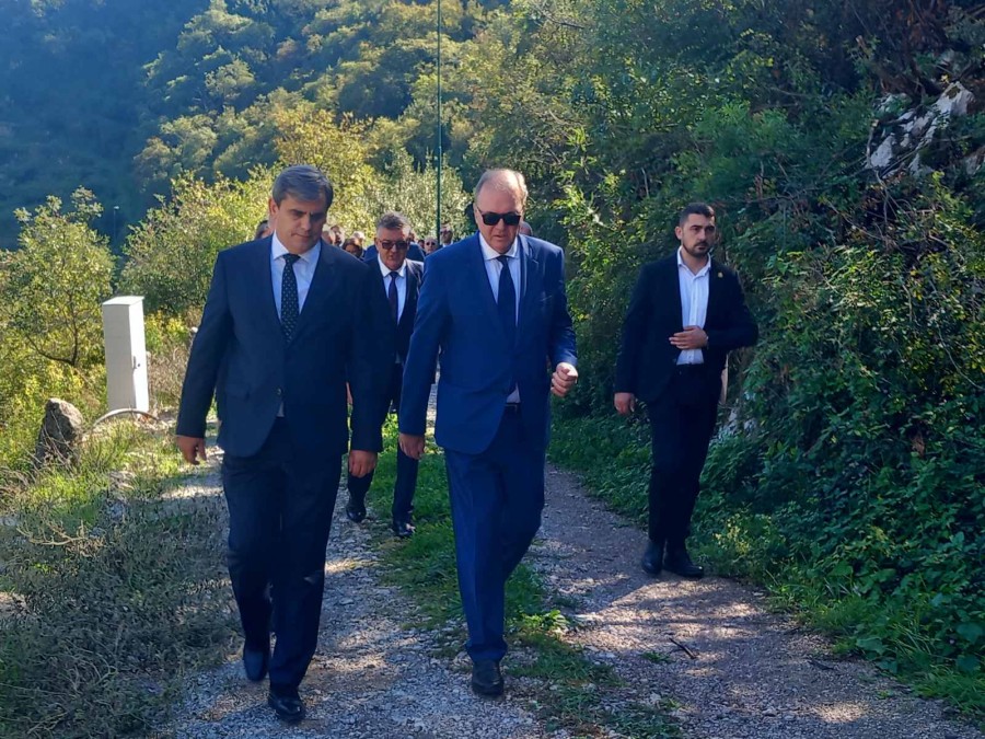 Ervinove ministarske cipele prošetale stazama Raška i Ranka do sramne ploče u Morinju: Sa Hrvatima probesjedio o velikosrpskoj agresiji, Morinj mu je stravičan zločin, Loru u potpunosti zaboravio!