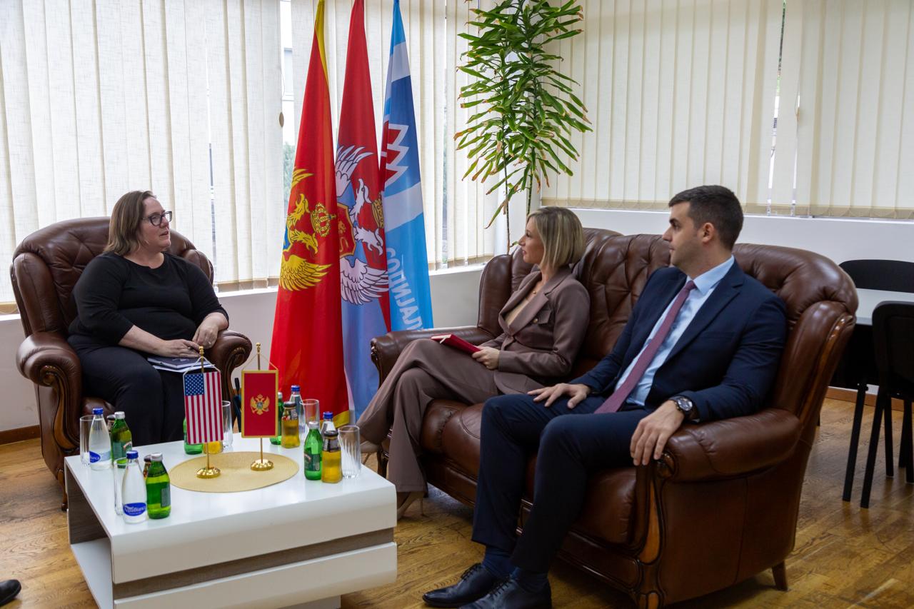 Poslanici SNP-a sa predstavnicima ambasade SAD: Zaštititi status srpskog jezika u Crnoj Gori, važna promocija jezičkih prava svih građana
