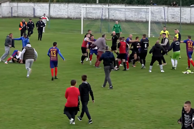 Masovna tuča u Vojvodini: Nije se znalo ko koga bije, sudija podijelio 10 crvenih kartona (VIDEO)