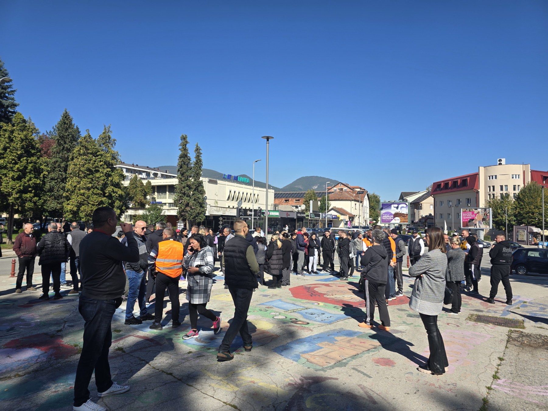 (FOTO) Protest u Beranama zbog rušenja pijace: Građani traže da se Lidlu koji treba na tom mjestu da bude izgrađen dodijeli nova lokacija