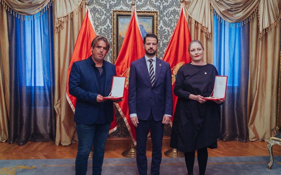 Jakov Milatović prevazišao Mila Đukanovića: Prijepodne se krije pod mitropolitove skute, a poslijepodne nagrađuje one koji su bili protiv njegovog ustoličenja