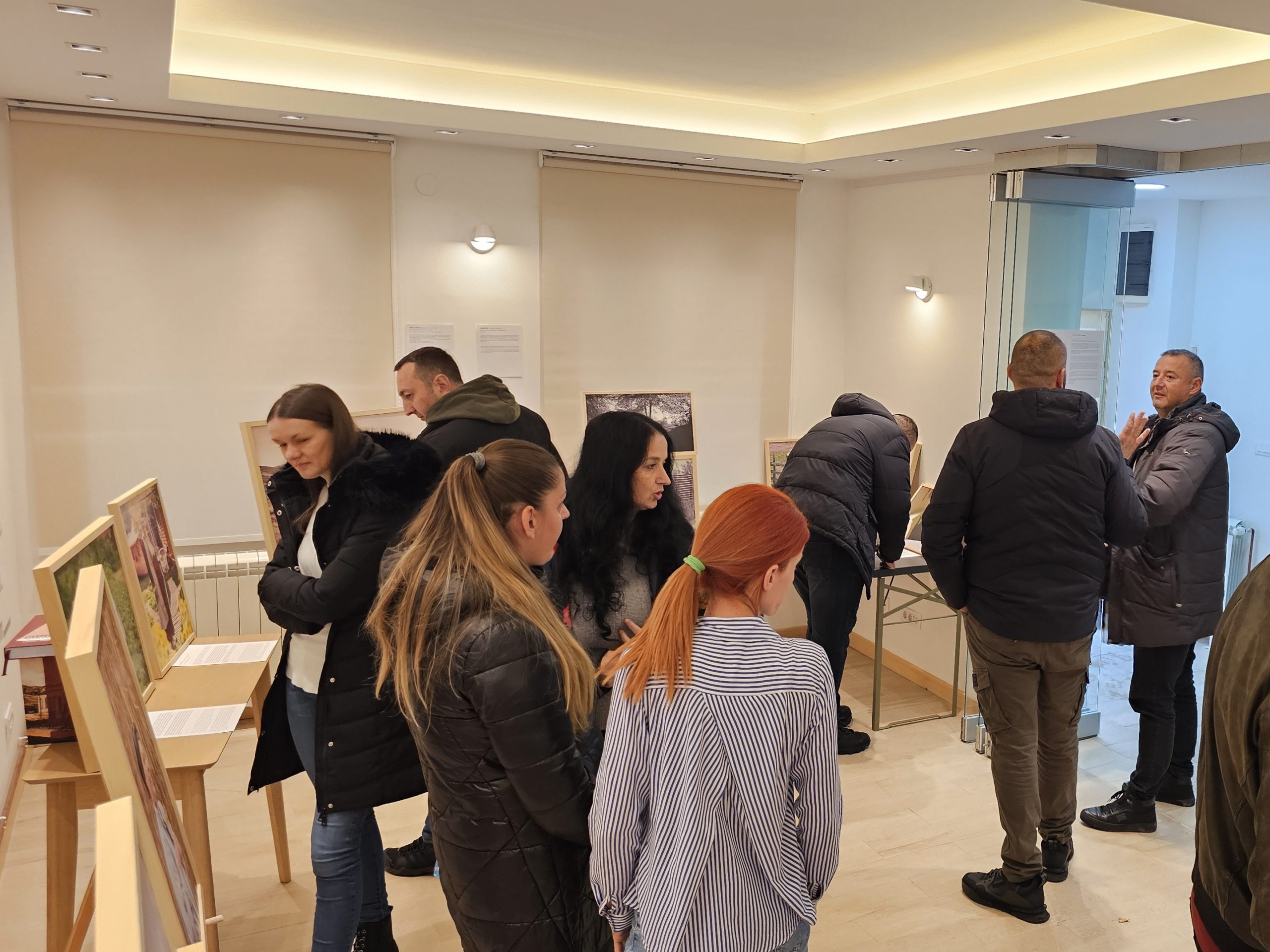U Kući Pekića u Šavniku otvorena izložba „Djevojka sa sela“